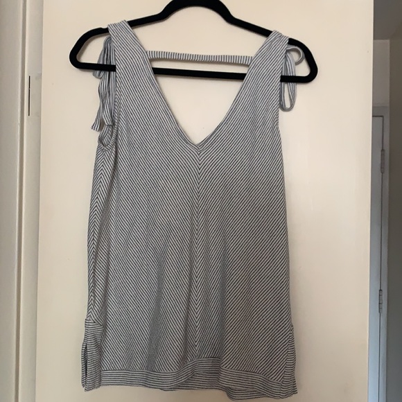 Lucky brand top Never worn w/ tags on - Picture 2 of 6